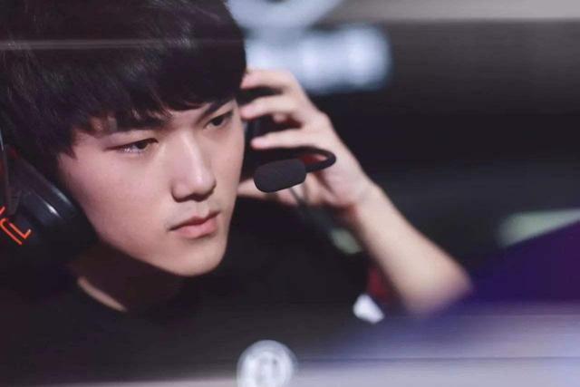 T1晒照：为纪念Faker入选名人堂 Mercedes-Benz制作了新车